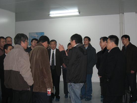 車間里，向電焊機(jī)協(xié)會(huì)參會(huì)代表講解斯達(dá)半導(dǎo)體整體運(yùn)行情況